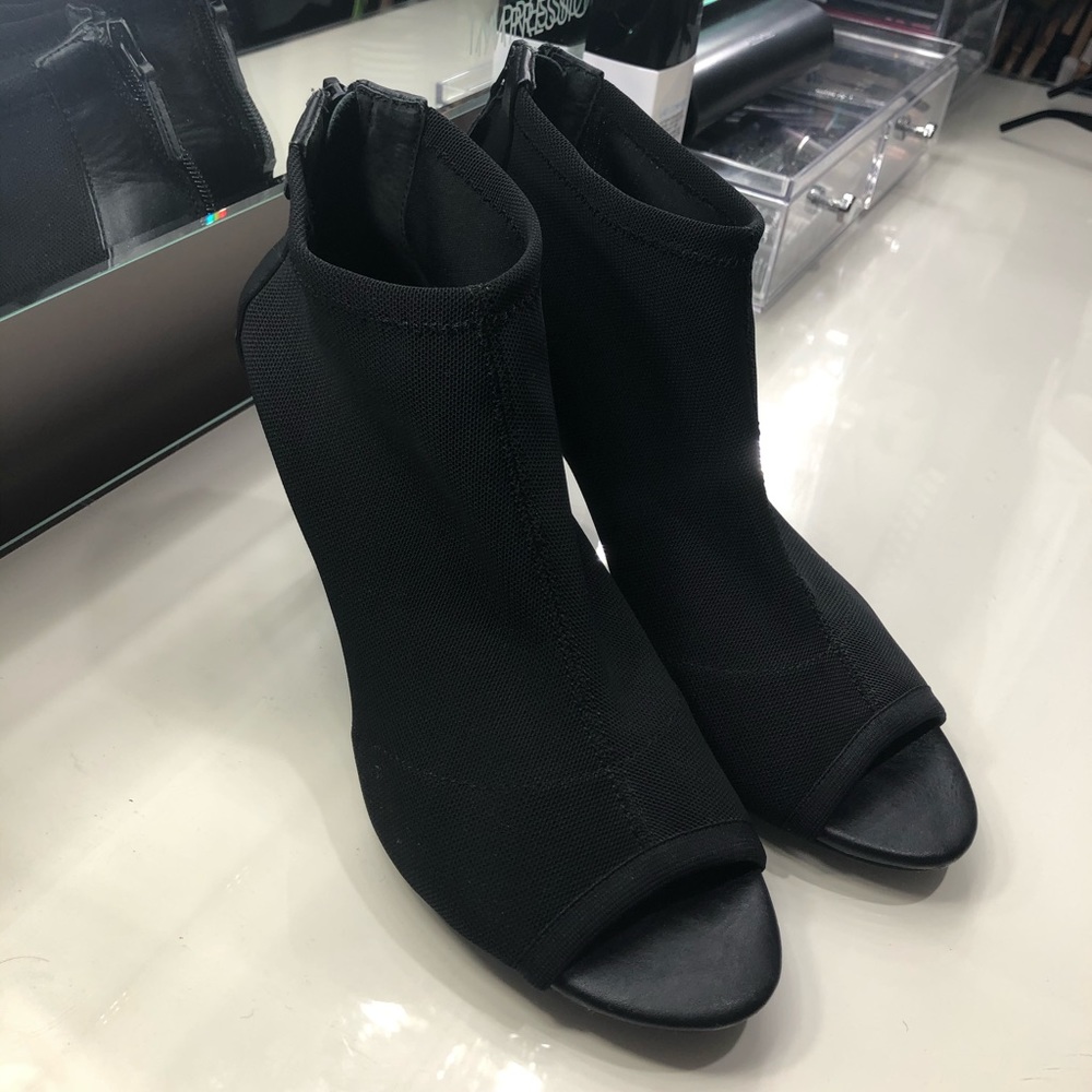 TAHARI woman shoes
